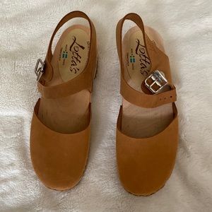 Lotta’s tan clogs